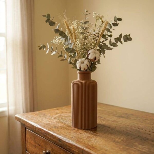 BioVase Terra Cotta avec coton et blé sur une commode