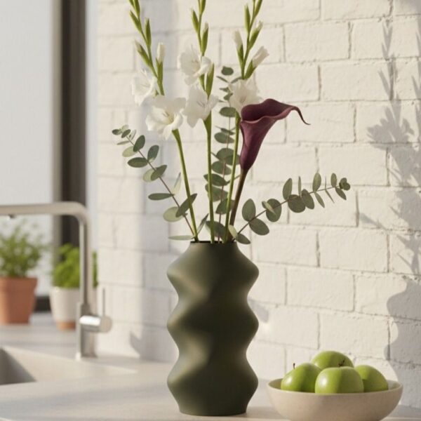 BioVase Unda avec des glaïeuls dans une cuisine
