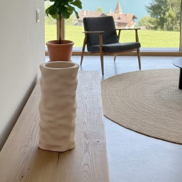 BioVase Argila posé sur un banc en bois