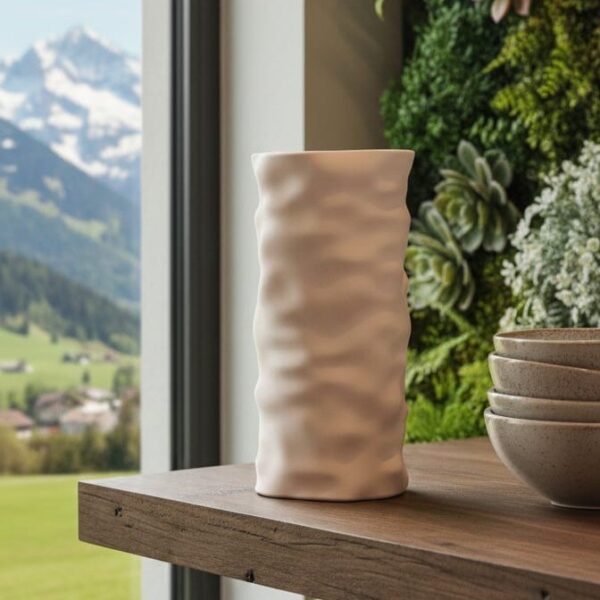BioVase Argila sur une étagère devant un paysage alpin