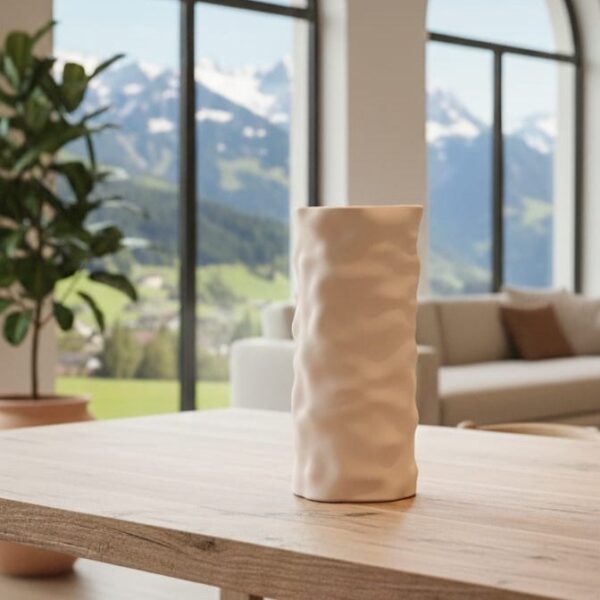 BioVase Argila sur une table basse dans un salon panoramique