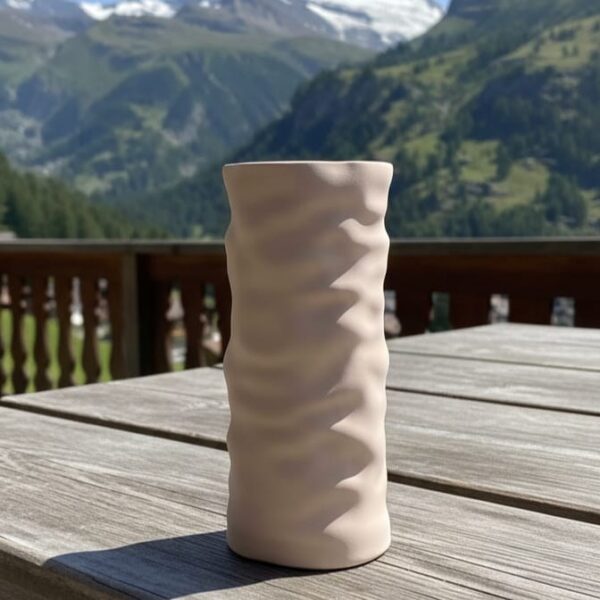 BioVase Argila sur une table de terrasse face aux montagnes