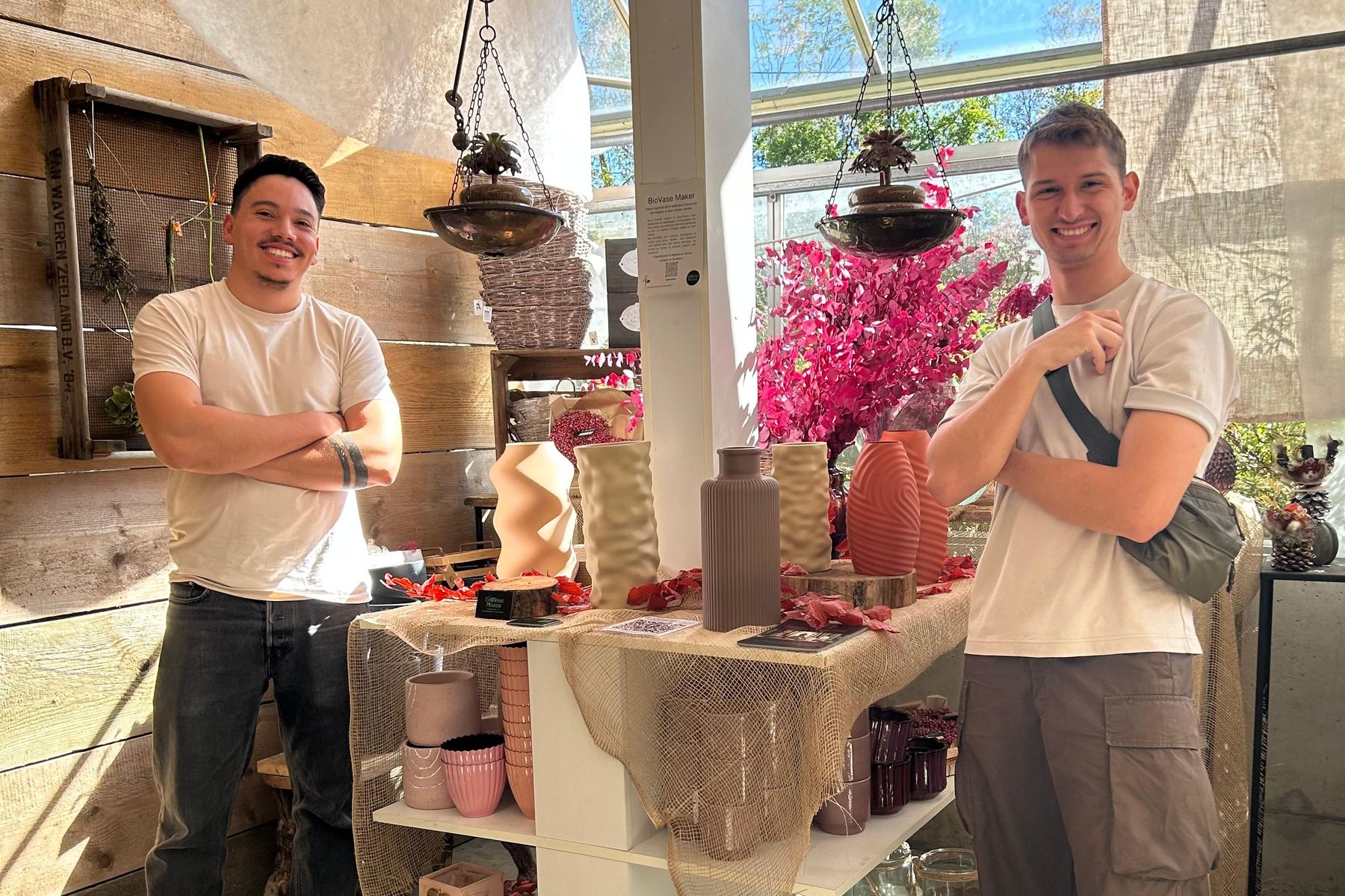 Jean-Daniel Guillermet et Valérian Bodmer, les deux cofondateurs de BioVase Maker, devant un présentoir de BioVases
