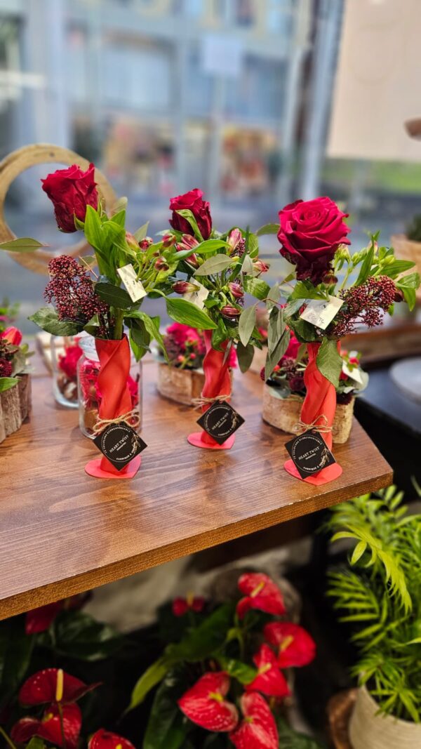 Accueil Composition de roses rouges dans des BioVases colorés, par EOS Création florale