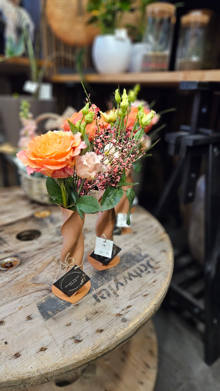 Habillage cuivré : BioVases terre cuite garnis de roses orangées et de lisianthus, par EOS Création florale