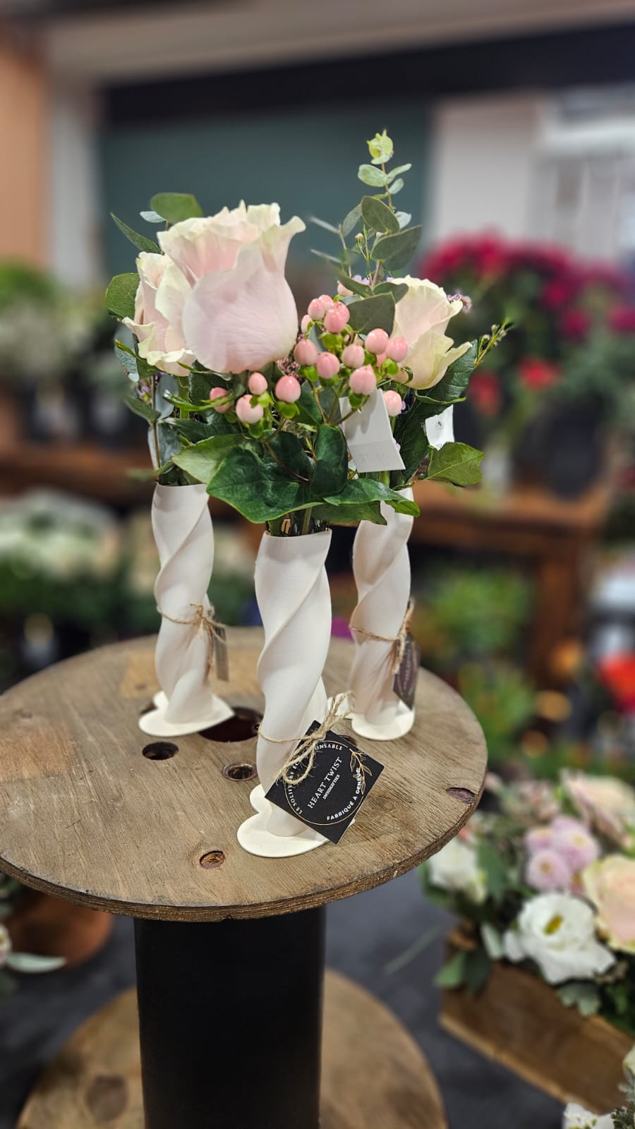 Habillage ivoire : BioVases ivoire garnis de roses pâles et d'eucalyptus, par EOS Création florale