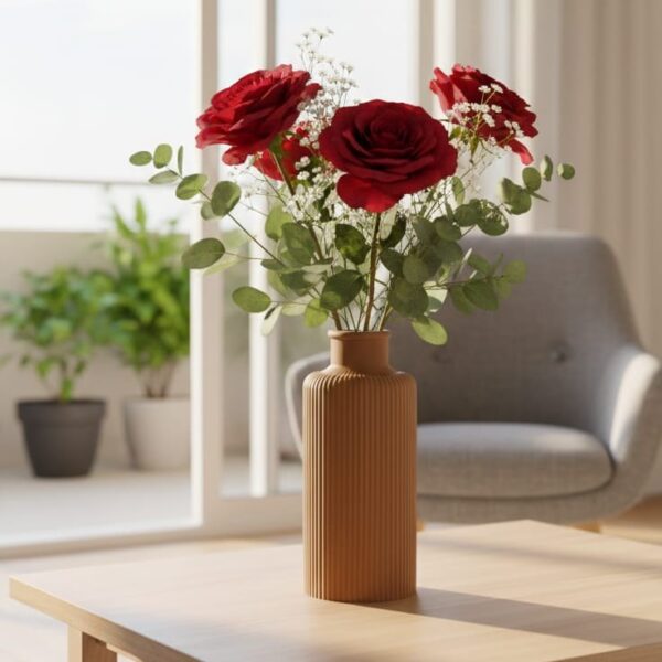 BioVase Terra Cotta garni de roses rouges sur une table de salon
