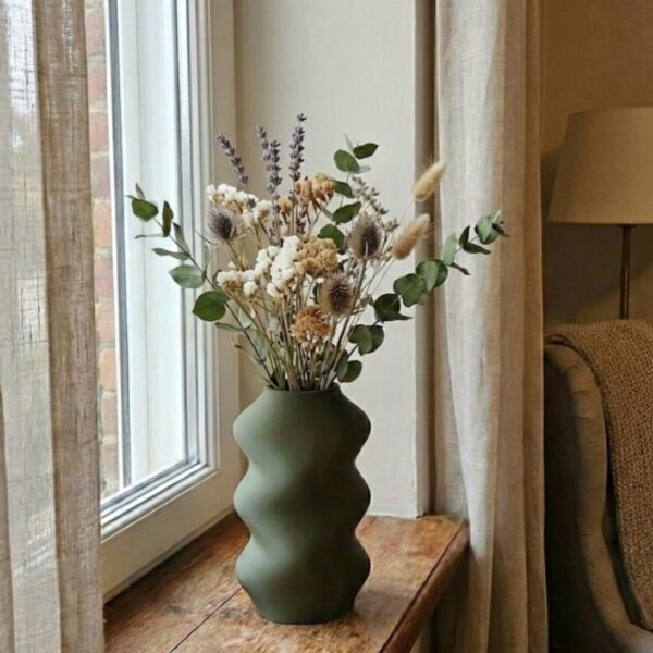 BioVase Unda garni de fleurs séchées sur un rebord de fenêtre